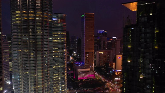 详情图-夜景:吉隆坡市中心著名塔楼立面,4k马来西亚航拍全景