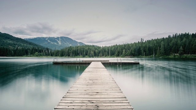 详情图-宁静的海上木制码头与度假度假的景观背景