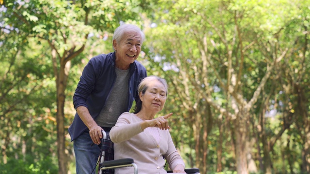 亚洲老夫妇在户外放松