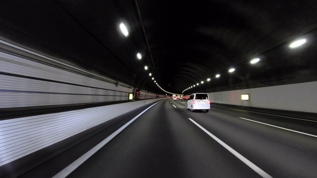 夜间在高速公路上开车
