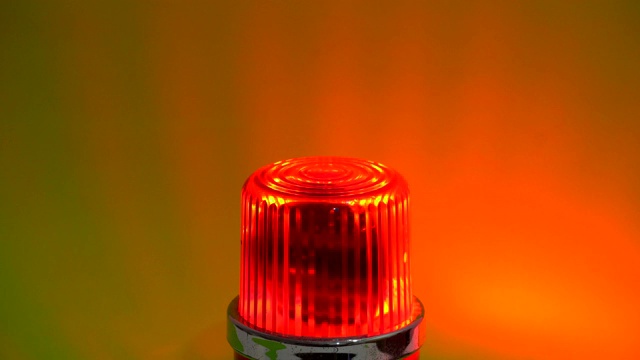 红色紧急警报灯在色度键旋转
