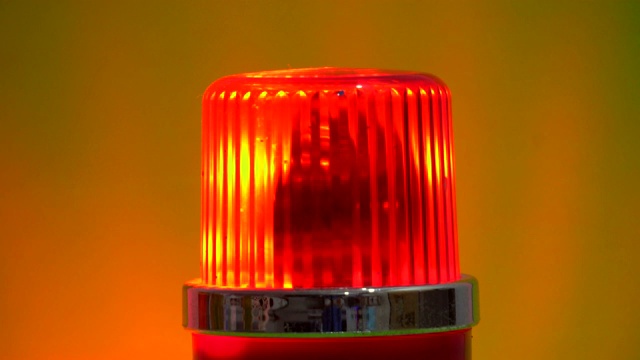 红色紧急警报灯在色度键旋转