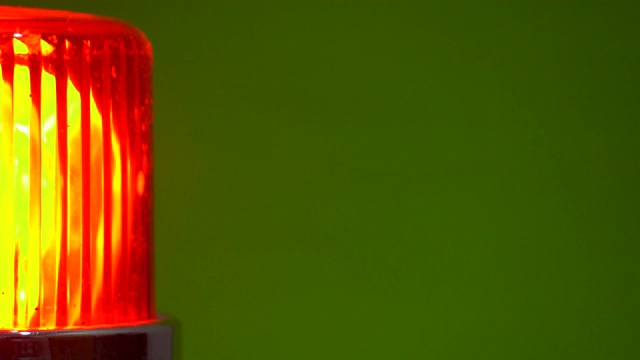 红色紧急警报灯在色度键旋转