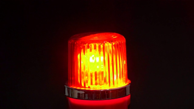 红色警报器旋转闪烁