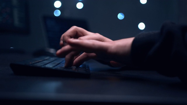 黑客更新他的安全系统，这样就没有任何政府机构能追踪到他的在线活动。