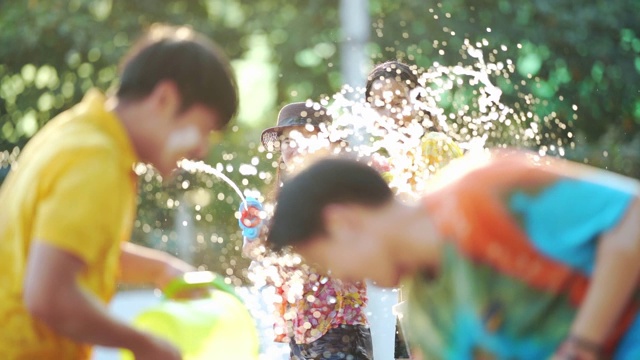 详情图-亚洲人在夏季的四月用水枪打泼水节