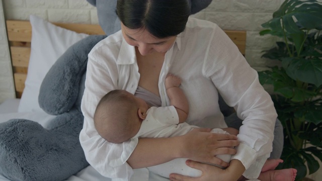 母亲是母乳喂养