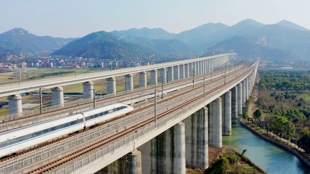 詳情圖-火車經(jīng)過時(shí)高速鐵路的航拍視頻