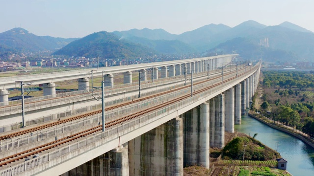 詳情圖-火車經(jīng)過時(shí)高速鐵路的航拍視頻