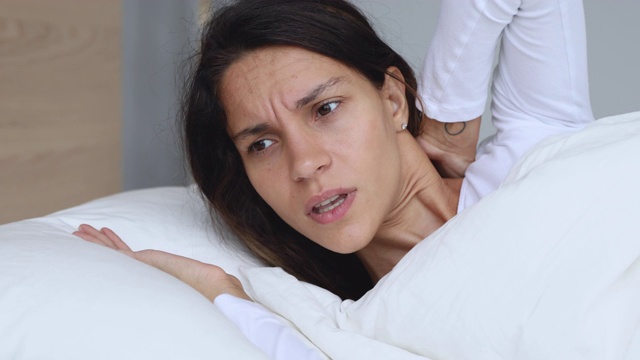 沮丧的年轻女孩醒来后，感觉不舒服的睡眠。