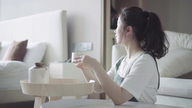 女性與茶