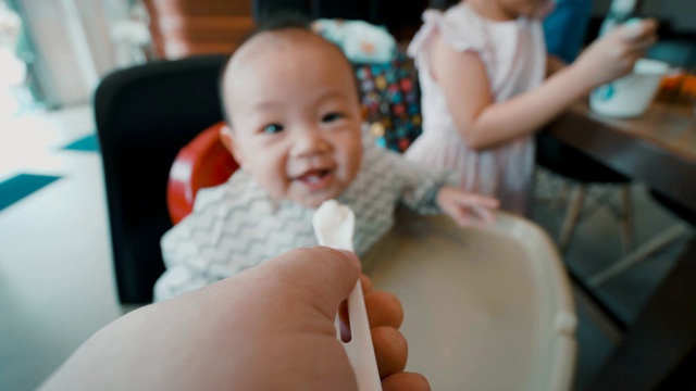 可爱的小男孩在家里的椅子上吃东西