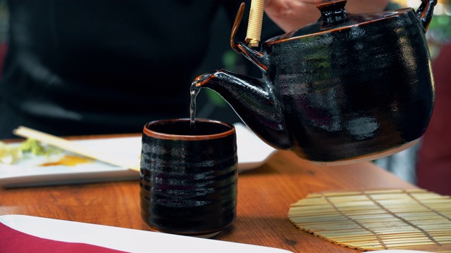 用茶壶倒茶