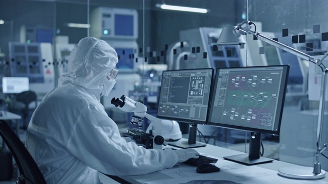 研究工厂洁净室:工程师和科学家团队在电脑上工作，使用显微镜检查主板微处理器，为医疗电子开发电子