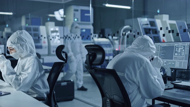 详情图-研究工厂洁净室:工程师和科学家团队在电脑上工作，使用显微镜检查主板微处理器，为医疗电子开发电子
