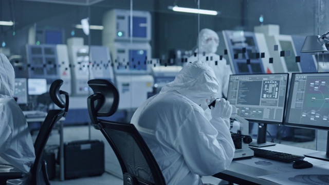 详情图-研究工厂洁净室:工程师和科学家团队在电脑上工作，使用显微镜检查主板微处理器，为医疗电子开发电子