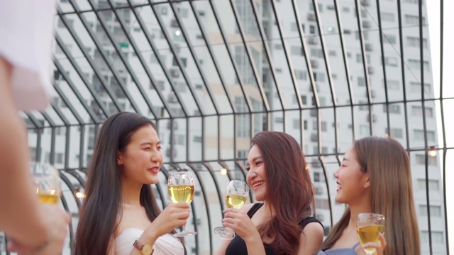 亚洲朋友群一起庆祝派对