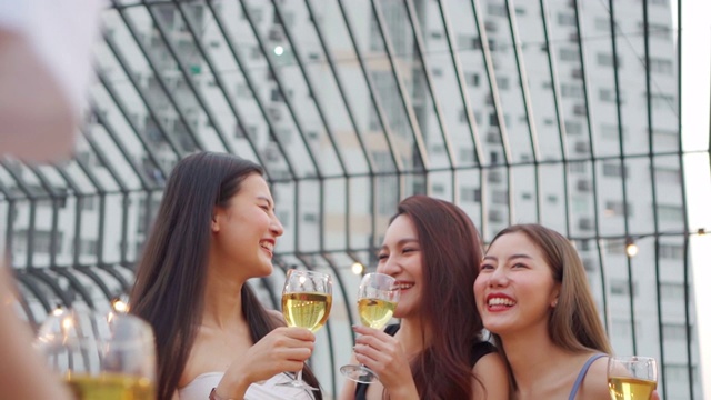 詳情圖-亞洲朋友群一起慶祝派對(duì)