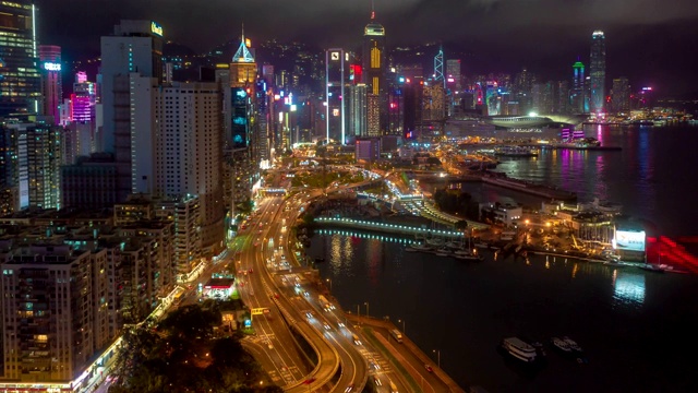 詳情圖-夜間，無(wú)人機(jī)在香港維多利亞港上空延時(shí)或延時(shí)拍攝。