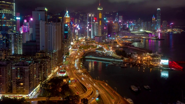 詳情圖-夜間，無(wú)人機(jī)在香港維多利亞港上空延時(shí)或延時(shí)拍攝。