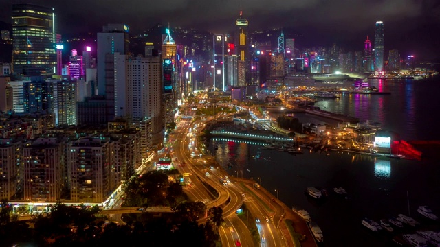 詳情圖-夜間，無(wú)人機(jī)在香港維多利亞港上空延時(shí)或延時(shí)拍攝。