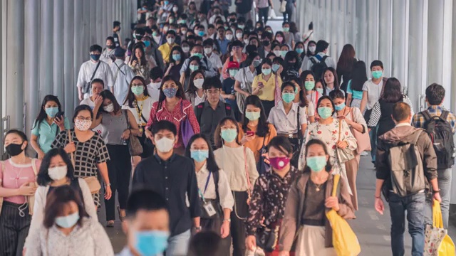 在早高峰时间，亚洲人在曼谷上班时戴着预防冠状病毒或新冠病毒的面罩和空气中的微尘pm 2.5