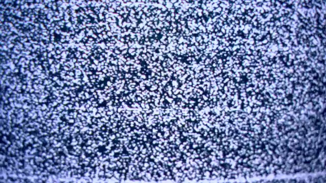 VHS电视噪声静态，蓝屏闪烁，真实缺陷和伪影。破碎的接收电视干扰，复古电视噪声抽象，通道噪声和屏幕闪烁