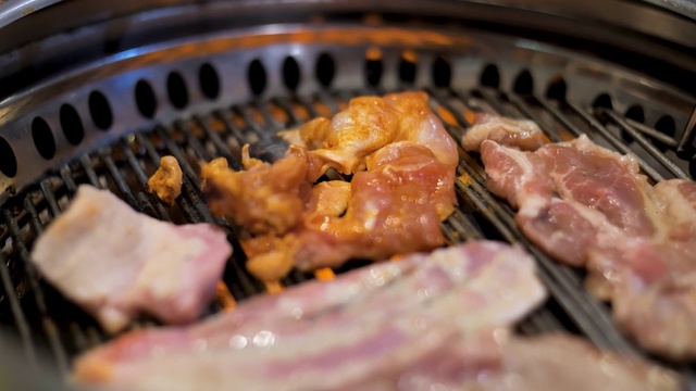 詳情圖-4K,3840烹飪食物背景，雞陳年上等罕見的烤孤立在木炭上燒烤。近距離觀察雞肉和豬肉的混合成分。蛋白質(zhì)營養(yǎng)對(duì)于健康是日常需要的概念。