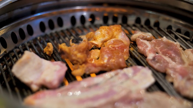 詳情圖-4K,3840烹飪食物背景，雞陳年上等罕見的烤孤立在木炭上燒烤。近距離觀察雞肉和豬肉的混合成分。蛋白質(zhì)營養(yǎng)對(duì)于健康是日常需要的概念。