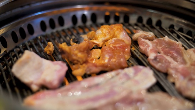詳情圖-4K,3840烹飪食物背景，雞陳年上等罕見的烤孤立在木炭上燒烤。近距離觀察雞肉和豬肉的混合成分。蛋白質(zhì)營養(yǎng)對(duì)于健康是日常需要的概念。