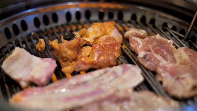 詳情圖-4K,3840烹飪食物背景，雞陳年上等罕見的烤孤立在木炭上燒烤。近距離觀察雞肉和豬肉的混合成分。蛋白質(zhì)營養(yǎng)對(duì)于健康是日常需要的概念。