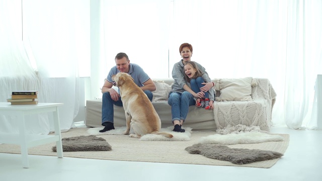 詳情圖-家庭與他們的狗在家里玩