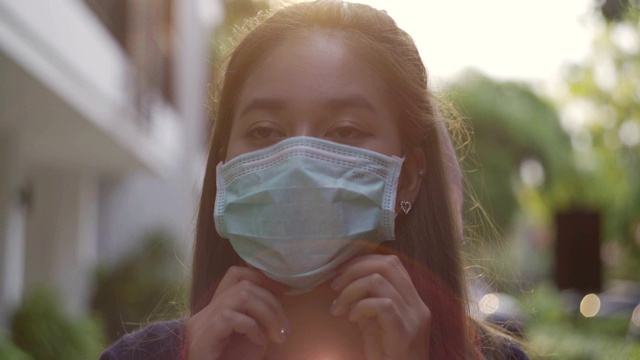 戴着口罩走路上班的女人。