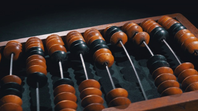 古董骨算盘。过时的木制柜台。金融概念