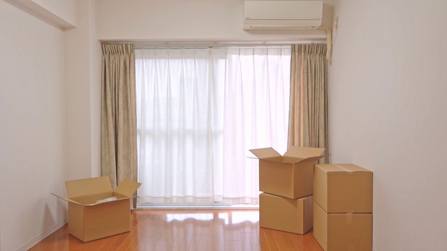 空房间里的纸板箱