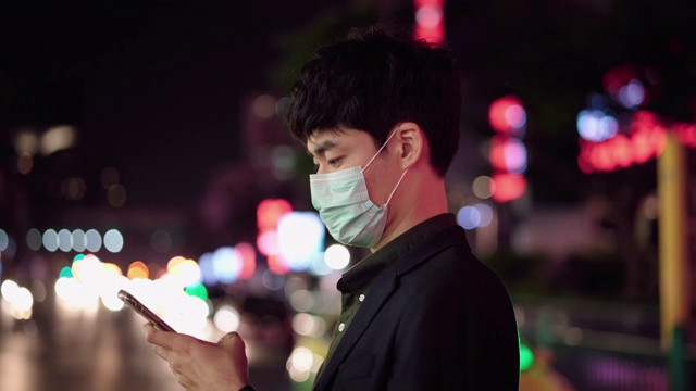 一名戴口罩的男子正在检查优步/出租车