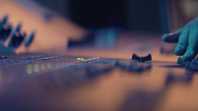 詳情圖-音響工程師在錄音室中與聲音控制臺(tái)一起工作