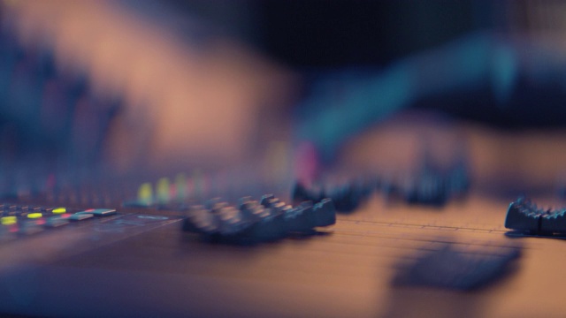 詳情圖-音響工程師在錄音室中與聲音控制臺(tái)一起工作