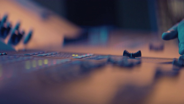 詳情圖-音響工程師在錄音室中與聲音控制臺(tái)一起工作