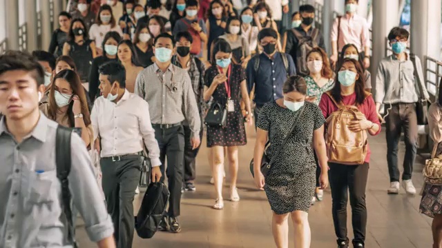 时间流逝，人群中戴着口罩，以预防冠状病毒或新冠肺炎疫情的爆发