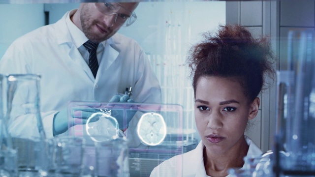 详情图-脑研究实验室医学科学家小组会议。