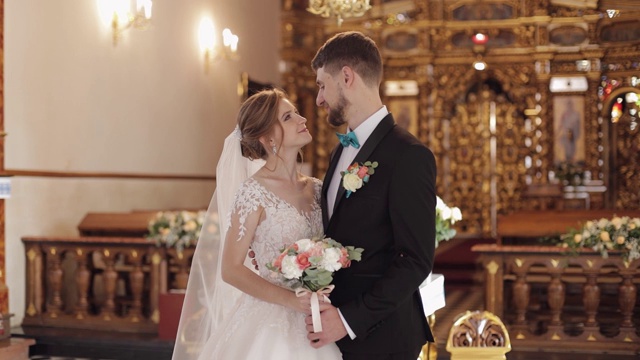 新婚夫妇。白人新娘和新郎在一个古老的教堂里。婚礼