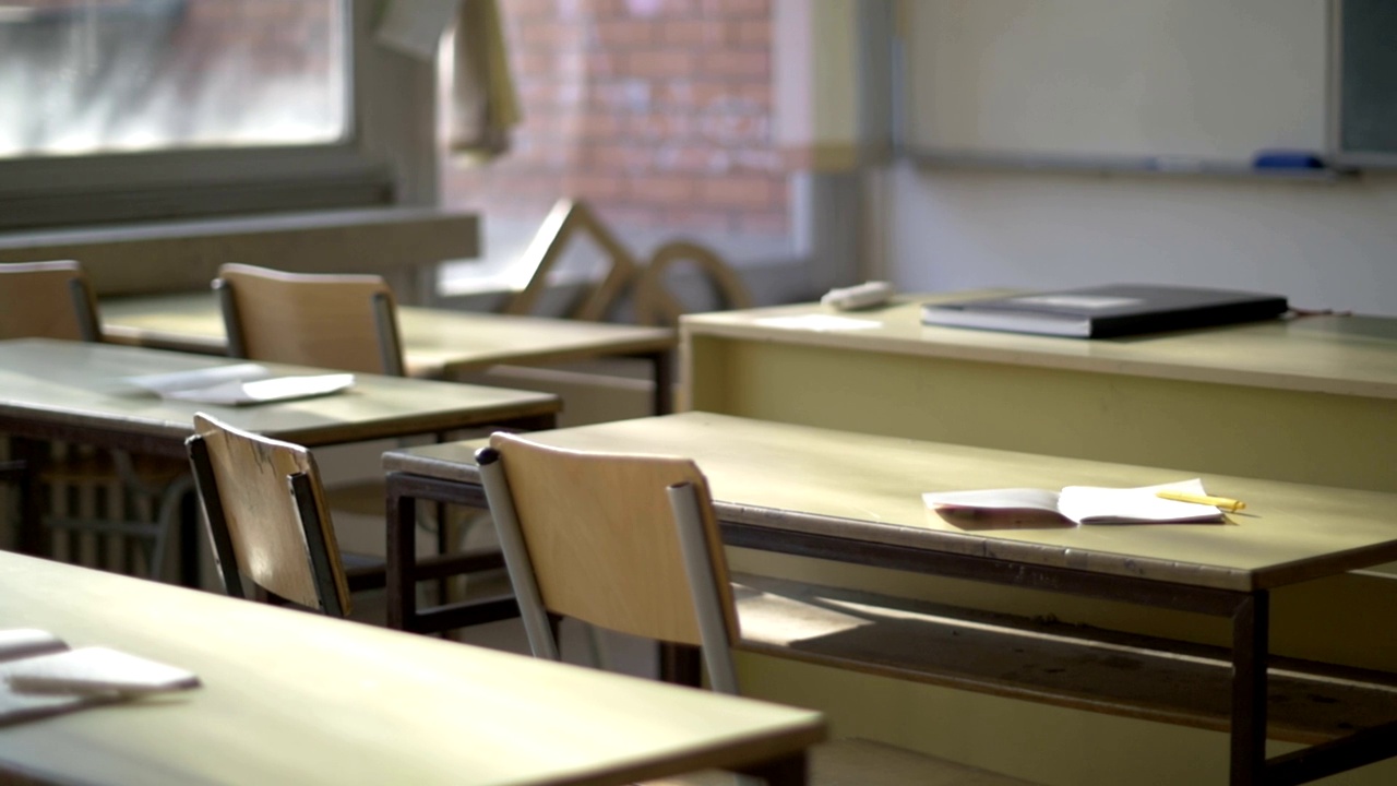 学校里空荡荡的教室