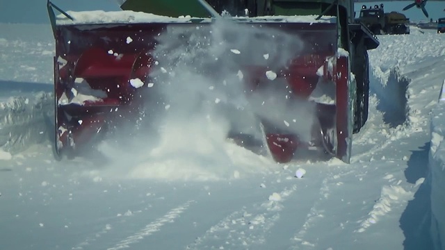 汽车清除道路上的积雪