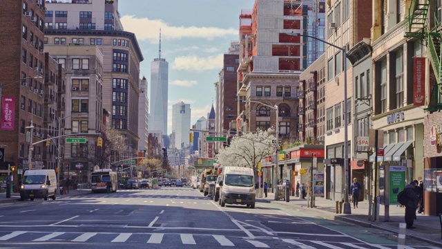 世界贸易中心一号大楼(One World Trade Center tower)位于第七大道，由于冠状病毒大流行和城市部分封锁，该大楼已被废弃。