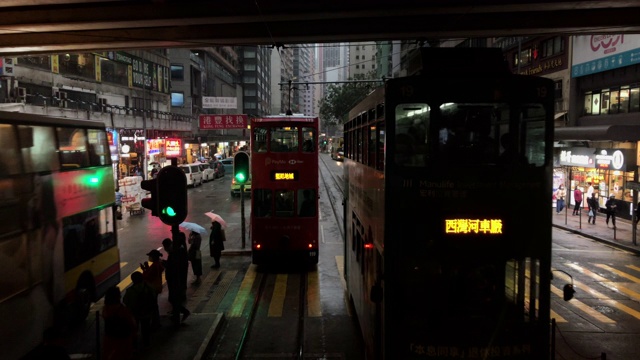 下雨天香港电车之旅-在两辆电车之间