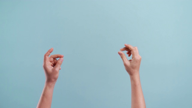 女人的手snap她的手指与音乐节奏的手势在复制空间显示和移动孤立的蓝色背景