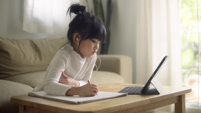 詳情圖-亞裔女兒在家參加網絡課程。