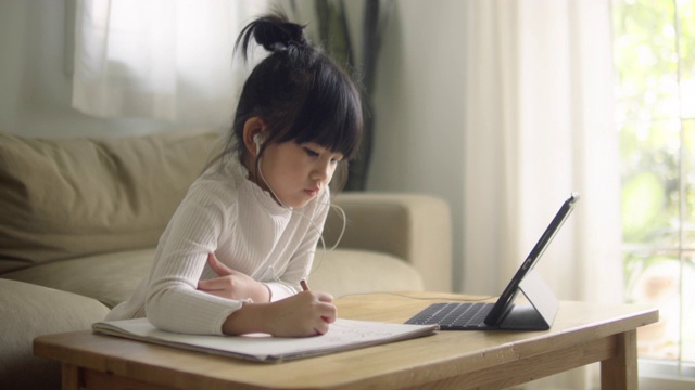 詳情圖-亞裔女兒在家參加網絡課程。