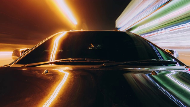 详情图-一辆黑色汽车在夜间行驶在道路上